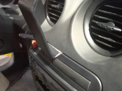 En del av bilens interiör med luftintag och kontrollpanel.