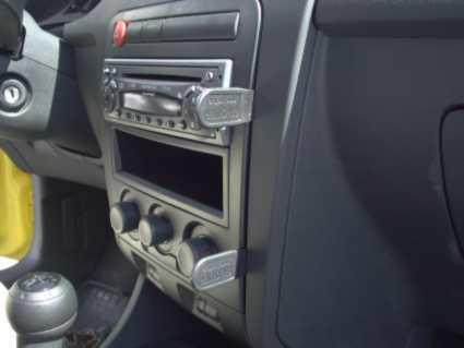 Instrumentpanel med radio och reglage i en bilmodell.