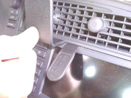 En hand justerar en panel i Saab 9-3:s mittkonsol.