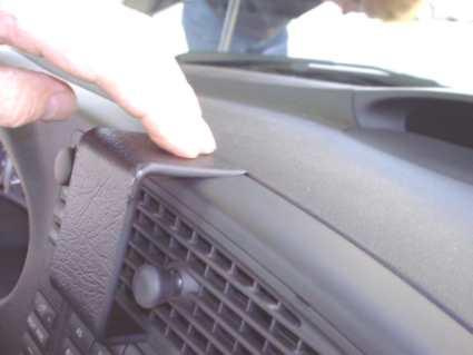 En hand visar en del av instrumentbrädan i en Saab 9-3.