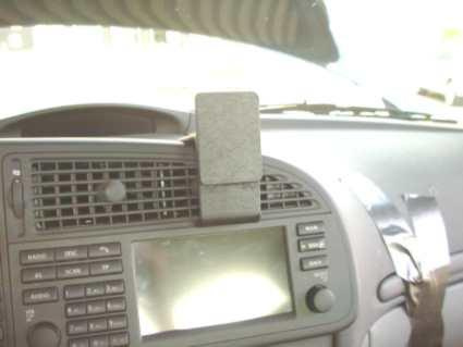 En bilinteriör med en vinklad hög monteringshållare på instrumentpanelen.