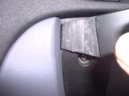 En vinklad del av inredningen i Saab 9-3, troligtvis en kopplingspunkt.