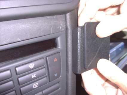 Ett handtag monteras på instrumentpanelen i en Saab 9-3, årsmodell 03-06.