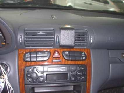 Instrumentpanelen i en Mercedes Benz C-Klass 00-06 med trädetaljer.