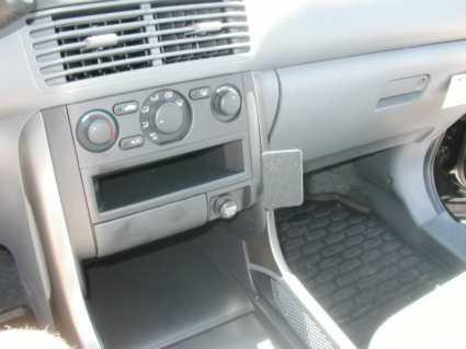 Interiör av en Honda Pilot 03-08, med kontroller och förvaringsutrymme.