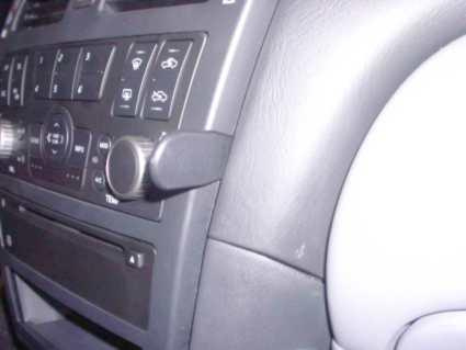 Monteringsbygel för att fästa tillbehör i Nissan Almera 03-07.