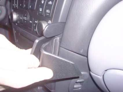 Monteringsbygel för bil, vinklad, installerad på ett instrumentbräde.