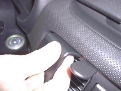 En hand justerar luftventilens ratt i en Subaru Forester 03-07.