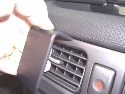 En hand som håller ett svart ventilationsgaller för Subaru Forester 03-07.