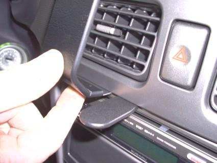 En hand justerar en luftventil i en Subaru Forester.