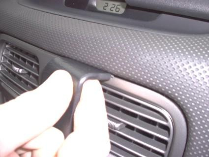 En hand justerar luftflödet i en bilventil för Subaru Forester 03-07.