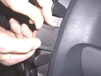 Montering av ProClip bygel på instrumentpanelen i en Hyundai Getz.