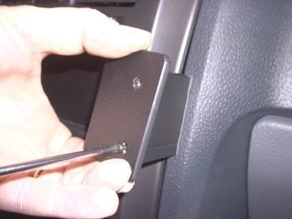 Monteringsbygel fästs med skruv i en Hyundai Getz.