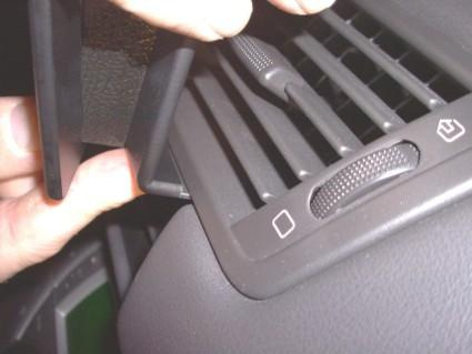 En hand justerar en luftventil i en Citroen C8.