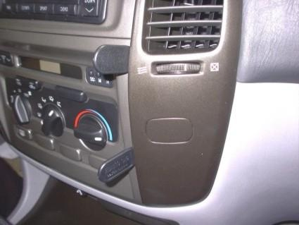 Innerpanelen på en Toyota LandCruiser 100 med kontroller och luftventil.