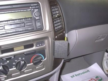 Instrumentbräda i en Toyota LandCruiser 100 med radio och klimatanläggning.