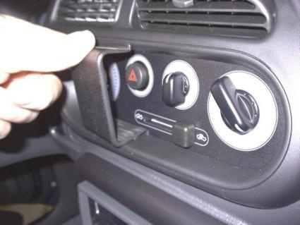 Monteringsbygel installeras på kontrollpanelen i en Daihatsu Cuore.