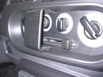 Monteringsbygel för att fästa en enhet i bilens cockpit.