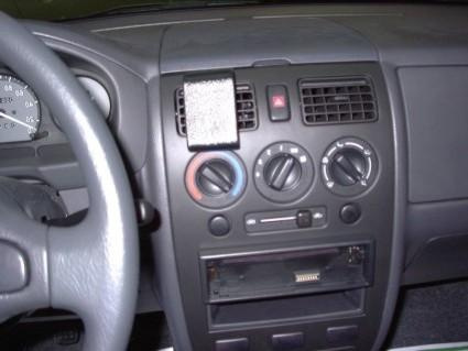 Instrumentbräda med kontroller för luftkonditionering och stereo.
