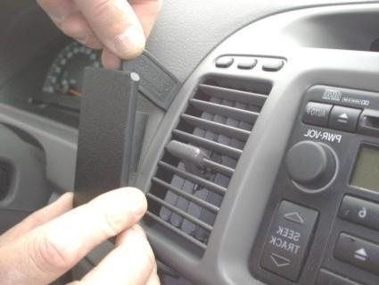 Monteringsbygel installeras på bilens luftventil.