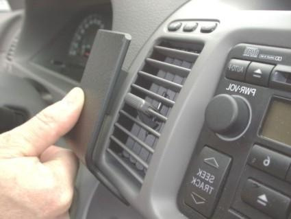 En hand monterar en bygel på bilens luftventil.