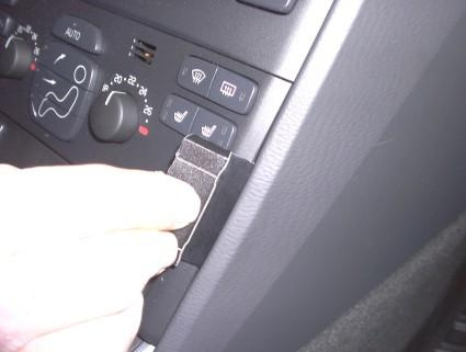 Kontrollpanel med knappar för klimatkontroll och funktioner i Volvo XC90.