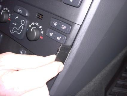 En hand justerar en knapp eller reglage i en Volvo XC90.