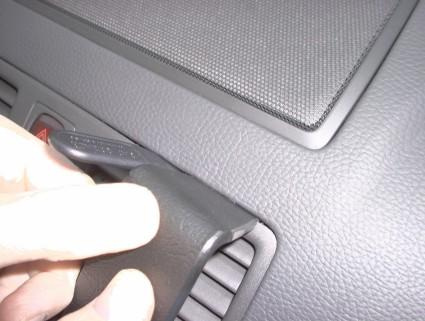 Del av interiör detalj i Volvo XC90 med fokus på ett ventilationsgaller.