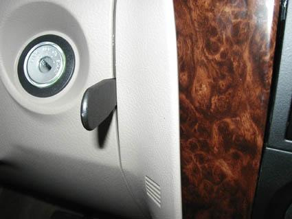 Brun träpanel och lås i interiören av Kia Sorento 02-07.