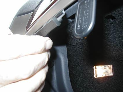 Detalj av insidan av Volkswagen Touareg, med fokus på handtag och instruktionsetikett.