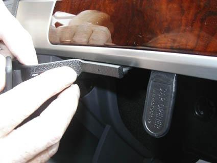 Verktyg används för att justera en del i ett Volkswagen Touareg-fordon.