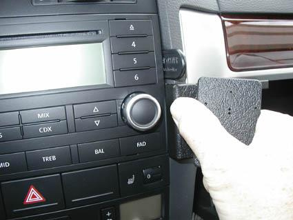 Bilkonsole med kontroller och hand som håller ett föremål.