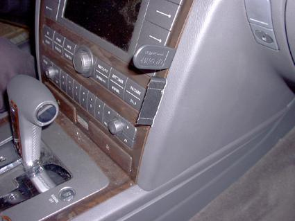 Monteringsbygel för att fästa utrustning i Volkswagen Phaeton.