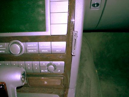 Monteringsbygel för ProClip i en Volkswagen Phaeton, vinklad design.