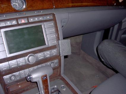 Monteringsbygel för ProClip i en Volkswagen Phaeton, vinklad design.