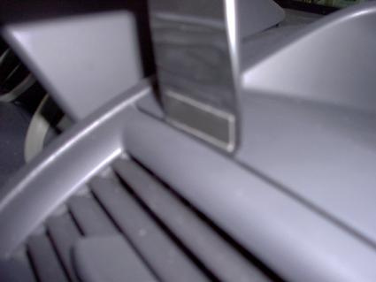 Det visar en detalj av interiören i en Renault Mégane, troligtvis ett ventilationsgaller.