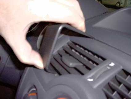 Hand som justerar luftutloppet på en Renault Mégane.