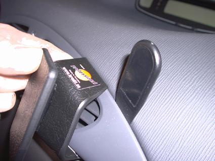 En hand håller i en monteringsdel till Renault Laguna 01-04.