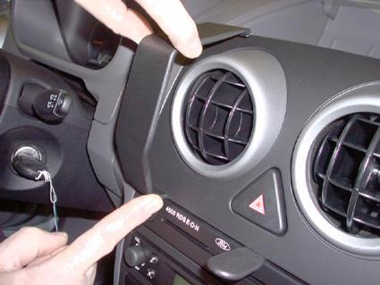 Dashboard i en Ford Fusion 03-05 med pekande händer vid luftventilen.