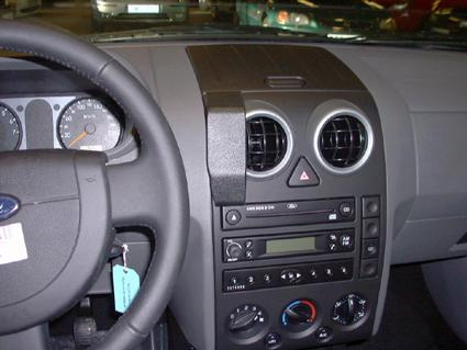 Instrumentpanel för Ford Fusion 03-05 med luftventiler och radiokontroller.