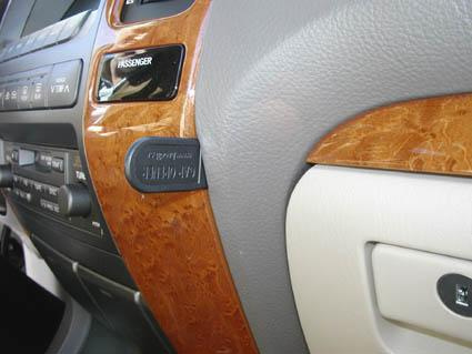 Monteringsbygel för ProClip i Toyota Landcruiser, vinklad design, träliknande finish.