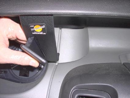 En hand justerar en del i bilen Renault Trafic 02-10.