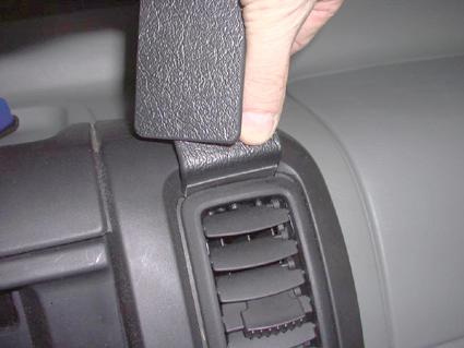 En hand visar en del av interiören på en Renault Trafic, troligen en ventil eller spak.