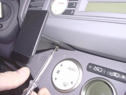 Verktyg används för att skruva fast en komponent i bilen.