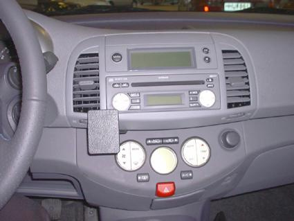 Bild av bilinteriör med instrumentpanel och kontrollknappar för Nissan Micra 03-10.