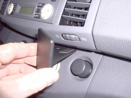 Ett grepp för att öppna facket i en Nissan Micra 03-10 interiör.