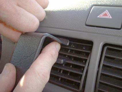 En hand justerar ett ventilationsgaller i en Ford Transit Connect.