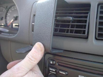 En hand visar en del av instrumentpanelen i en Ford Transit Connect/Tourneo Connect.