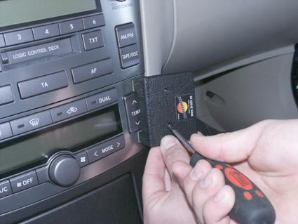 Verktyg används för installation eller reparation i Toyota Avensis interiör.