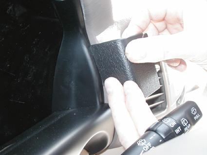 Montering av ProClip bygel på en Lexus LX, fokuserat på kontrollpanelen.